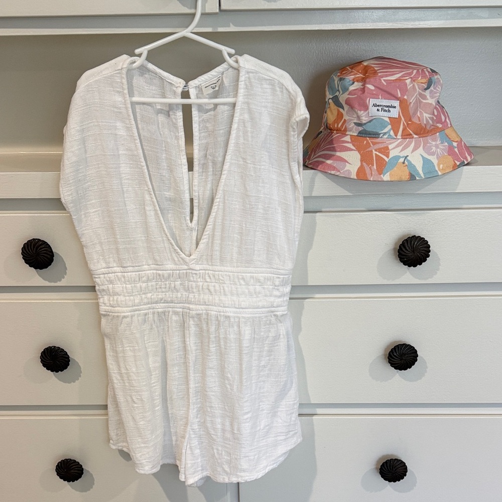 Abercrombie kids White V-Neck beach cover-up and bucket hat 11/12